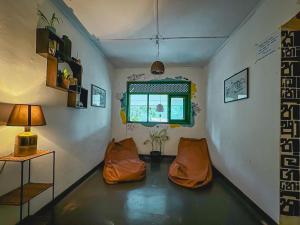 Mad monkey hostel and lounge的休息区