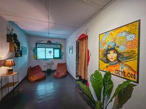 Mad monkey hostel and lounge的电视和/或娱乐中心