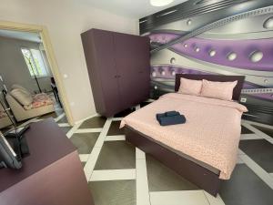 1 dormitorio con 1 cama con una pintura en la pared en Spacious apartment in the heart of Studentski grad, en Sofía