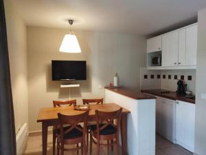 Køkken eller tekøkken på Appartement LE DAOUN Dunes, Pins Océan et Golf