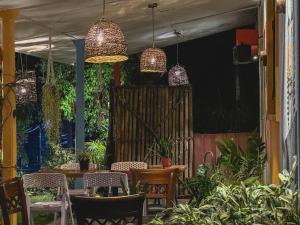 Mad monkey hostel and lounge餐厅或其他用餐的地方