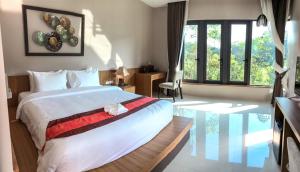 um quarto com uma cama e um piso de vidro em Bangnu Greenery Resort em Takua Thung