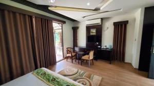 een woonkamer met een tafel en een eetkamer bij Kokomo Sunset Resort in Gazipur
