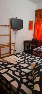 sypialnia z łóżkiem z czarno-białą kołdrą w obiekcie EESTEE Canal w Kolombo