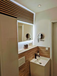 a bathroom with a sink and a mirror at Panorama-Meerblick am Scharbeutzer Strand in Scharbeutz