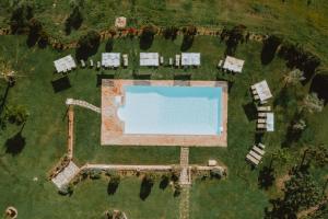 - une vue sur la piscine dans la cour dans l'établissement Podere Il Belvedere su Cortona, à Castiglion Fiorentino