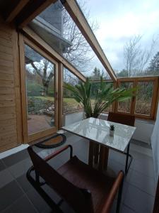 mesa y sillas en una habitación con ventana en Altdorf entdecken: Stadtnähe NBG en Altdorf bei Nuernberg