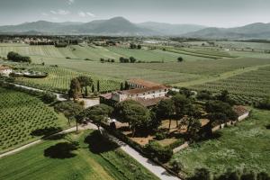 an aerial view of a house in the middle of a field at Podere Il Belvedere su Cortona in Castiglion Fiorentino