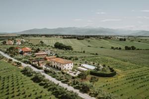 una vista aérea de un pueblo en medio de un campo en Podere Il Belvedere su Cortona en Castiglion Fiorentino