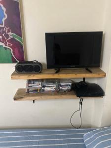 TV a/nebo společenská místnost v ubytování English owned Homestay and Yoga