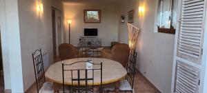 une salle à manger avec une table et des chaises en bois dans l'établissement Villa la CROIX VALMER vue panoramique avec piscine, à La Croix-Valmer