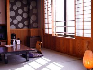 Зона вітальні в Ryokan KINOSUKE hotel きの助 日間賀島 島のサウナ Himaka Island