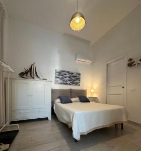 una camera da letto con un letto con cuscini blu di Casa Kalos a Favignana