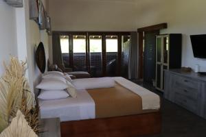 Llit o llits en una habitació de Baha Baha Villas West Sumbawa - Free yoga class daily Included for guest - Fast Wifi starlink