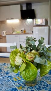 un vase de fleurs sur une table dans une cuisine dans l'établissement Apartments Ivo Rovinj Croatia, à Rovinj