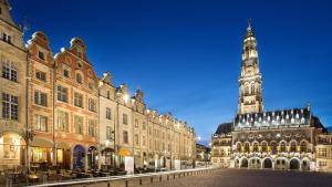 een groot gebouw met een klokkentoren op de achtergrond bij Studio Confortable avec Parking gratuit dans la rue - Quelques pas de la gare, cuisine, WIFI in Arras