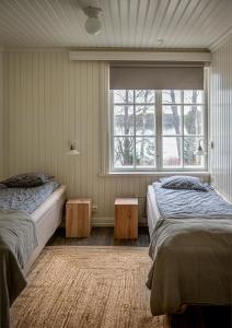 a bedroom with two beds and a window at Ahoniemi - Kellankoski in Rossi