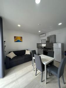 Kuchyň nebo kuchyňský kout v ubytování Seaview Setters Studio Apartments