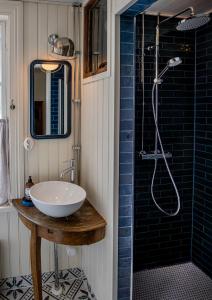 a bathroom with a sink and a shower at Ahoniemi - Kellankoski in Rossi