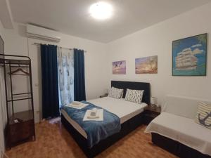 um quarto com duas camas num quarto em Villa Orada em Brela