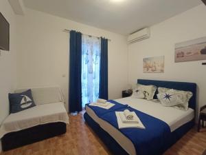 1 dormitorio con 2 camas y ventana en Villa Orada en Brela