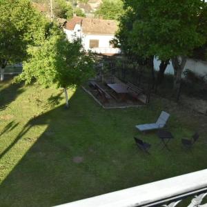 Aed väljaspool majutusasutust Apartmani Reset
