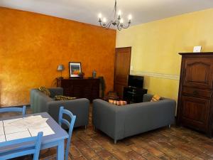 - un salon avec deux canapés et une table dans l'établissement Le Mas de Trévouse, à Saint-Saturnin-lès-Avignon