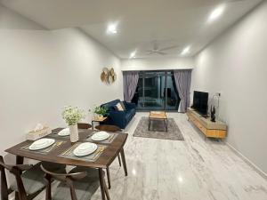 Eaton Residences at Leo في كوالالمبور: غرفة معيشة مع طاولة وأريكة