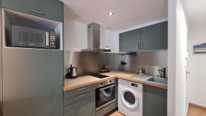 eine Küche mit Waschmaschine und Waschmaschine in der Unterkunft Appartement cool en plein centre de Libourne in Libourne