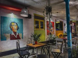 Mad monkey hostel and lounge餐厅或其他用餐的地方