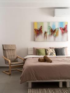 Un dormitorio con una cama y una silla y un cuadro. en LA88 Cityway Apartment 4, en Il-Gżira