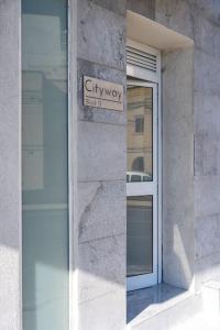 una señal de tránsito de la ciudad en el costado de un edificio en LA88 Cityway Apartment 4, en Il-Gżira 43 fotos más
