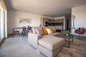 una sala de estar con un sofá y una mesa en LA88 Cityway Apartment 4, en Il-Gżira