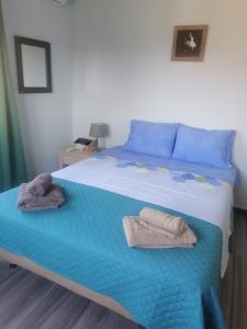 ein Schlafzimmer mit einem Bett mit Handtüchern darauf in der Unterkunft casaeudokia in Apóllona