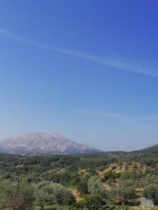 Blick auf einen Berg in der Ferne in der Unterkunft casaeudokia in Apóllona