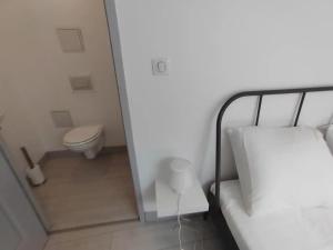 Baño pequeño con cama y aseo en Le triplex de l'union, en Périgueux