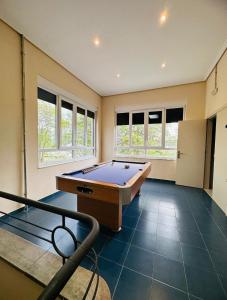 a large room with a pool table in it at Albergue de Guardo in Guardo