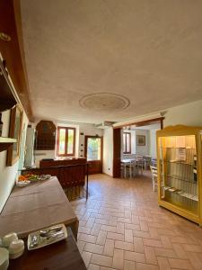 Larciano的住宿－Agriturismo La Sorgente di Rossi Valentino，厨房以及带桌椅的起居室。