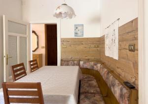 una sala da pranzo con tavolo e sedie di Appartamento Litegosa a Panchia