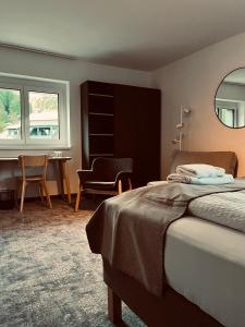 - une chambre avec un lit, une chaise et un bureau dans l'établissement Pension Auer, à Liebenfels