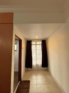 un pasillo vacío con una ventana en una habitación en Cool Point Hotel, en Tanah Rata