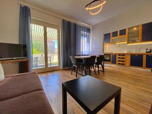 un soggiorno con divano e tavolo di Apartments Cala a Biograd na Moru