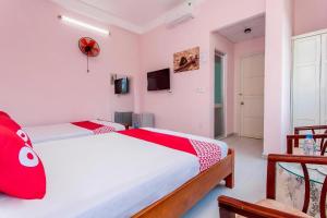 sypialnia z 2 łóżkami z czerwoną i białą pościelą w obiekcie Motel Tulip w mieście Da Nang