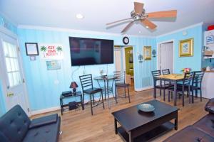 大洋城Parrot Bay-Key Lime 7 condo的客厅配有沙发和桌子