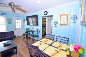 - une salle à manger avec une table et des chaises dans l'établissement Parrot Bay-Key Lime 7 condo, à Ocean City