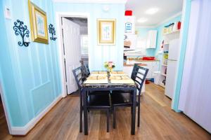 大洋城Parrot Bay-Key Lime 7 condo的厨房里设有1间带桌椅的用餐室