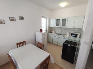 Η κουζίνα ή μικρή κουζίνα στο Apartment Landeka