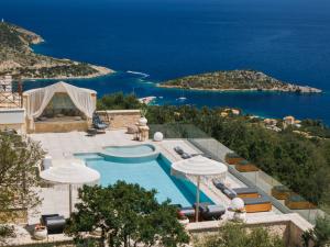 una piscina con vistas al océano en Emerald Deluxe Villas en Agios Nikolaos
