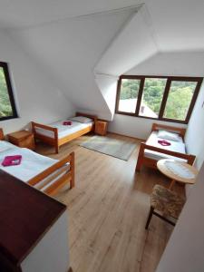 Zimmer im Dachgeschoss mit 2 Betten und einem Tisch in der Unterkunft Usługi hotelarskie Karpacz in Karpacz
