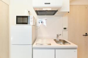 東京にあるBlighton Miyoshiの白い冷蔵庫とシンクのあるキッチン +43枚の写真